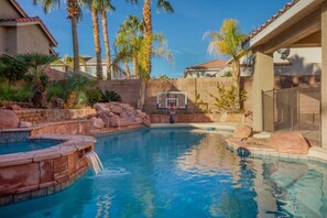 Outdoor pool, a heated pool - 🌴🏊‍♂️🌞⛳Paradise off the strip, 4BR+Big Loft+Fun Backyard (Henderson)