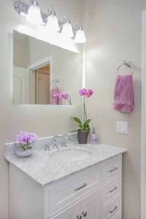 Combined shower/tub, hair dryer, towels, toilet paper - 🌴🏊‍♂️🌞⛳Paradise off the strip, 4BR+Big Loft+Fun Backyard (Henderson)