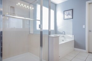 Combined shower/bathtub, hair dryer, towels, toilet paper - 🌴🏊♂️🌞⛳Paradise off the strip, 4BR+Big Loft+Fun Backyard (Henderson)