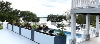 Legoland / Disney Private 2 Bedroom Kitchen and Bath Studio with Lake view