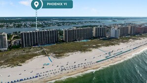 Una zona costera con edificios altos, una playa y una masa de agua.