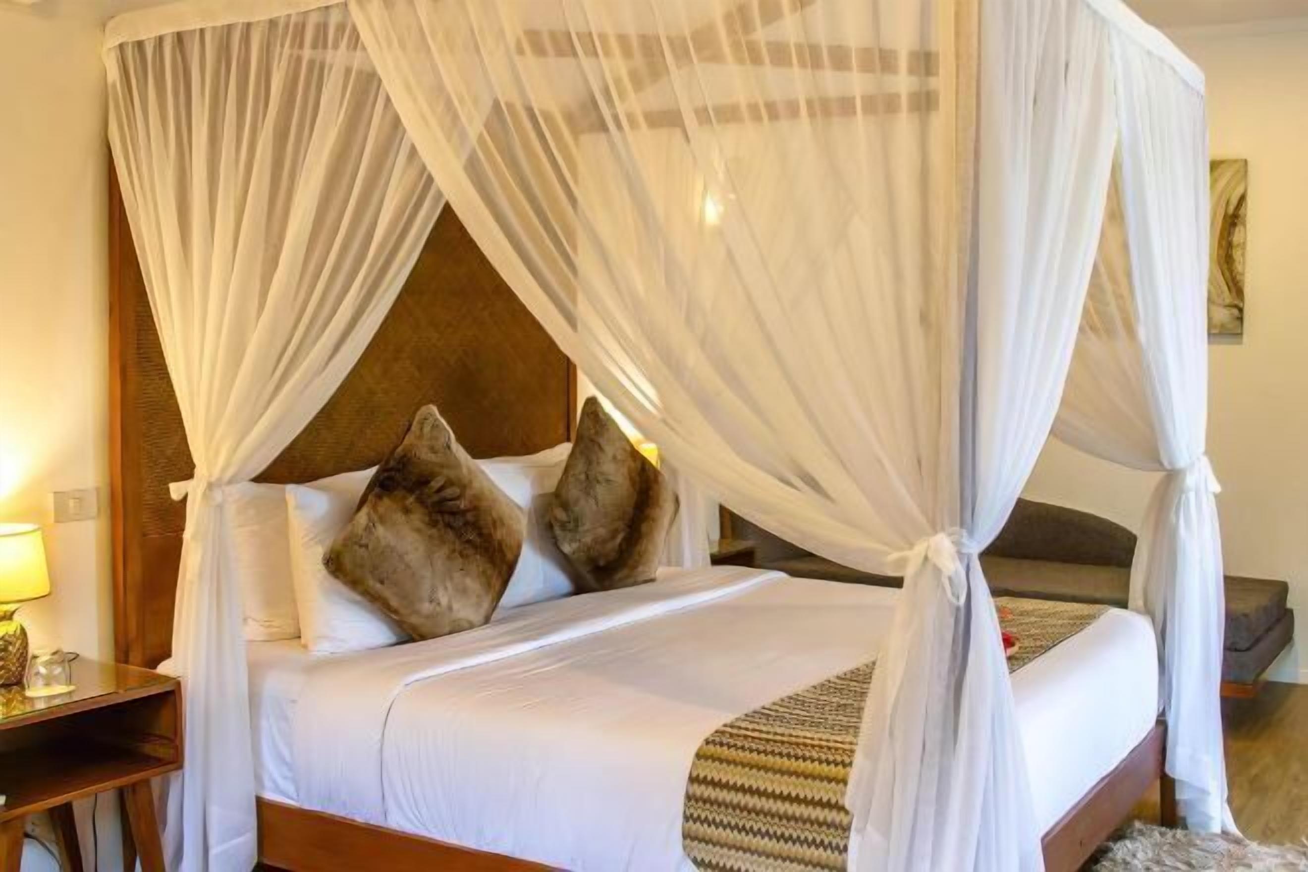 セーフティボックス (室内)、客室ごとに異なる装飾、客室ごとに異なるインテリア、デスク