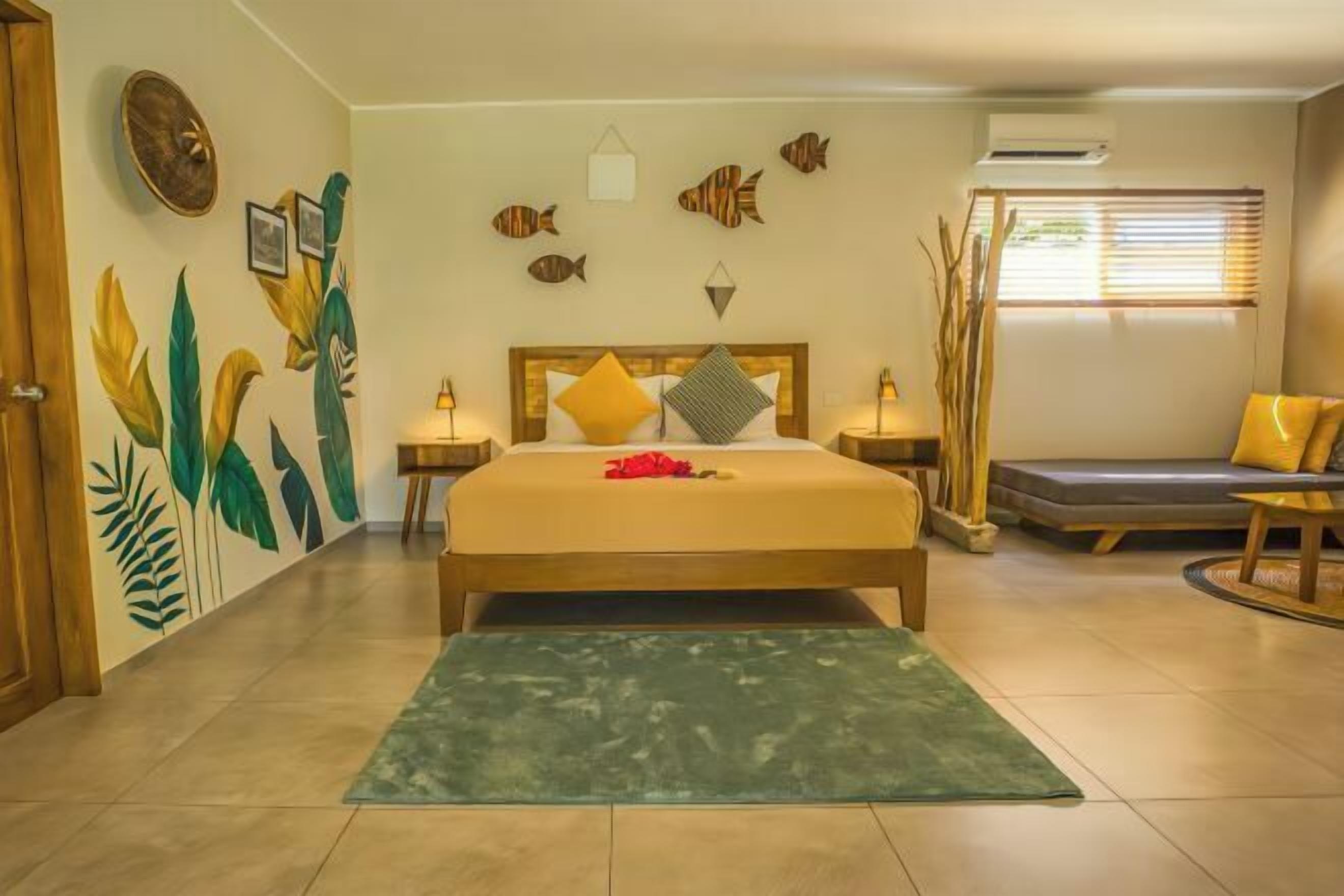 セーフティボックス (室内)、客室ごとに異なる装飾、客室ごとに異なるインテリア、デスク