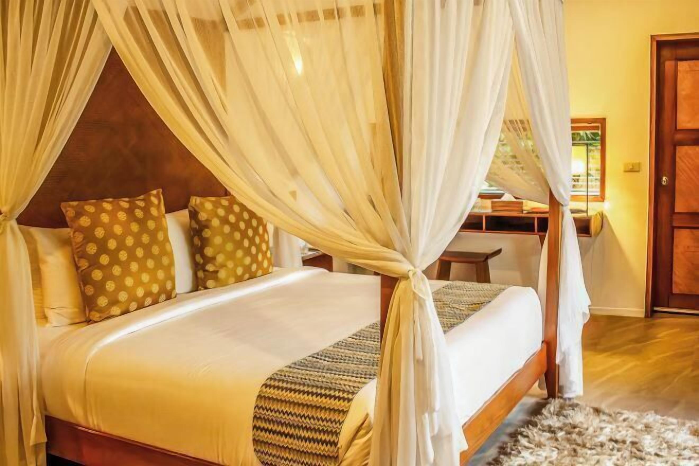 セーフティボックス (室内)、客室ごとに異なる装飾、客室ごとに異なるインテリア、デスク