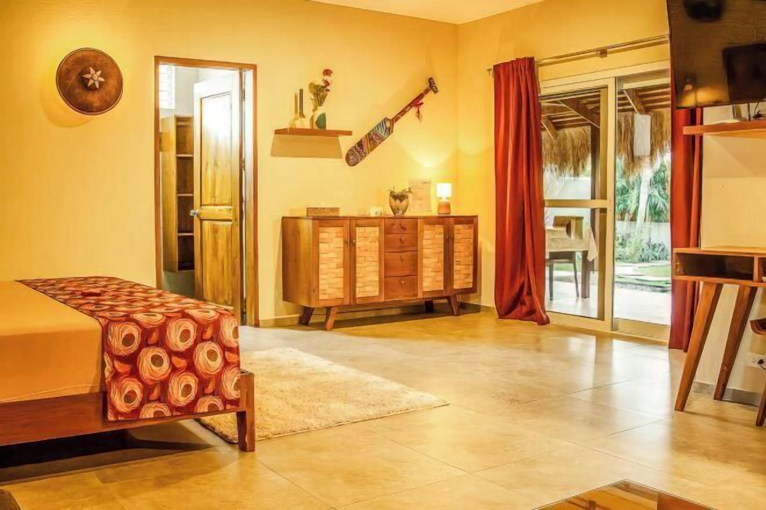 セーフティボックス (室内)、客室ごとに異なる装飾、客室ごとに異なるインテリア、デスク