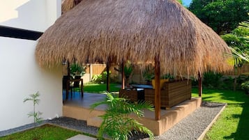 Villa Kalachuchi | Terrace/patio