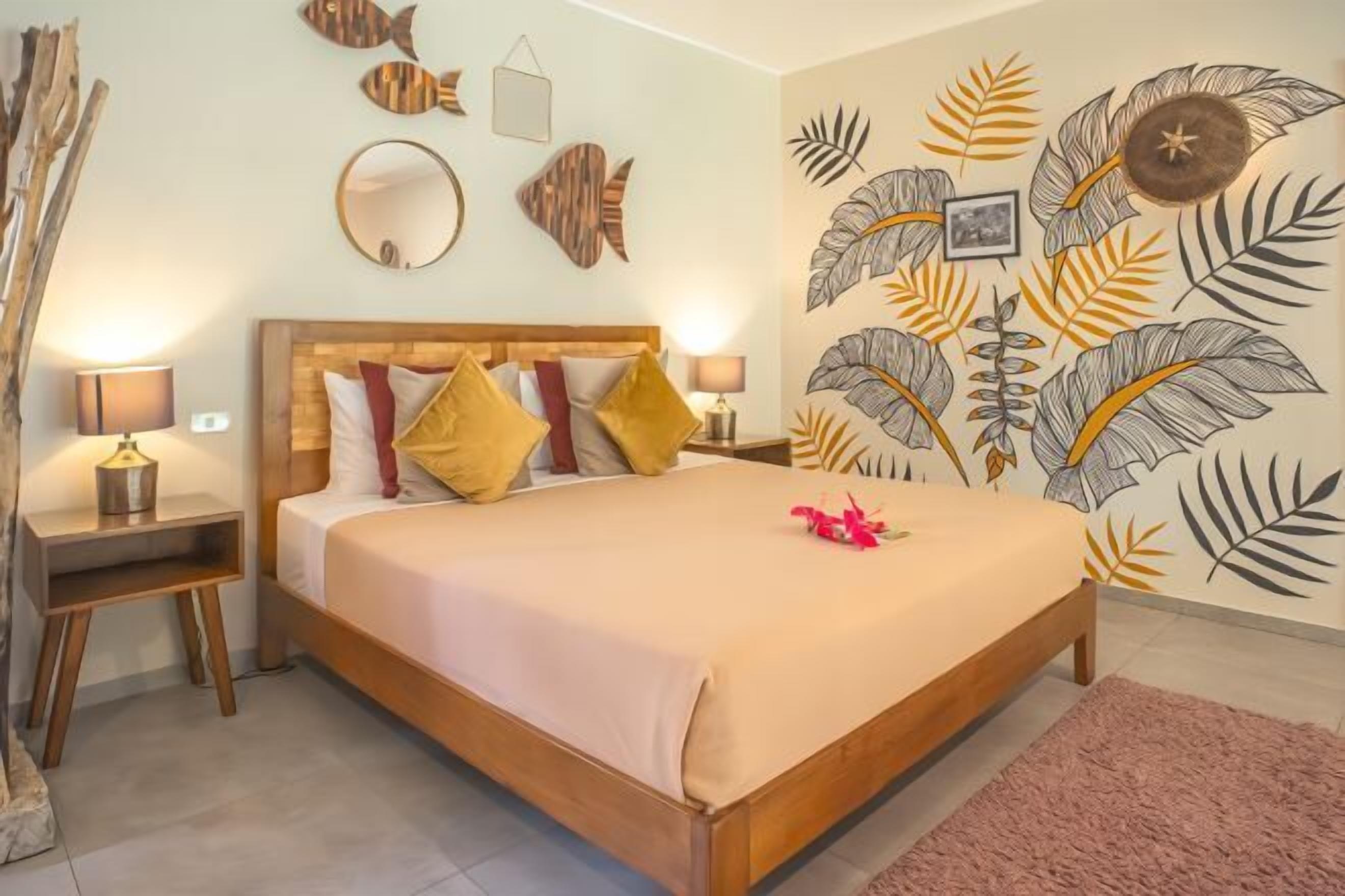 セーフティボックス (室内)、客室ごとに異なる装飾、客室ごとに異なるインテリア、デスク