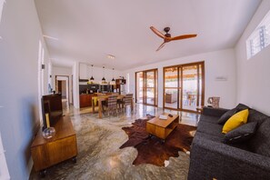 奢华别墅, 2 间卧室 (Calamansi) | 起居区 | 平板电视