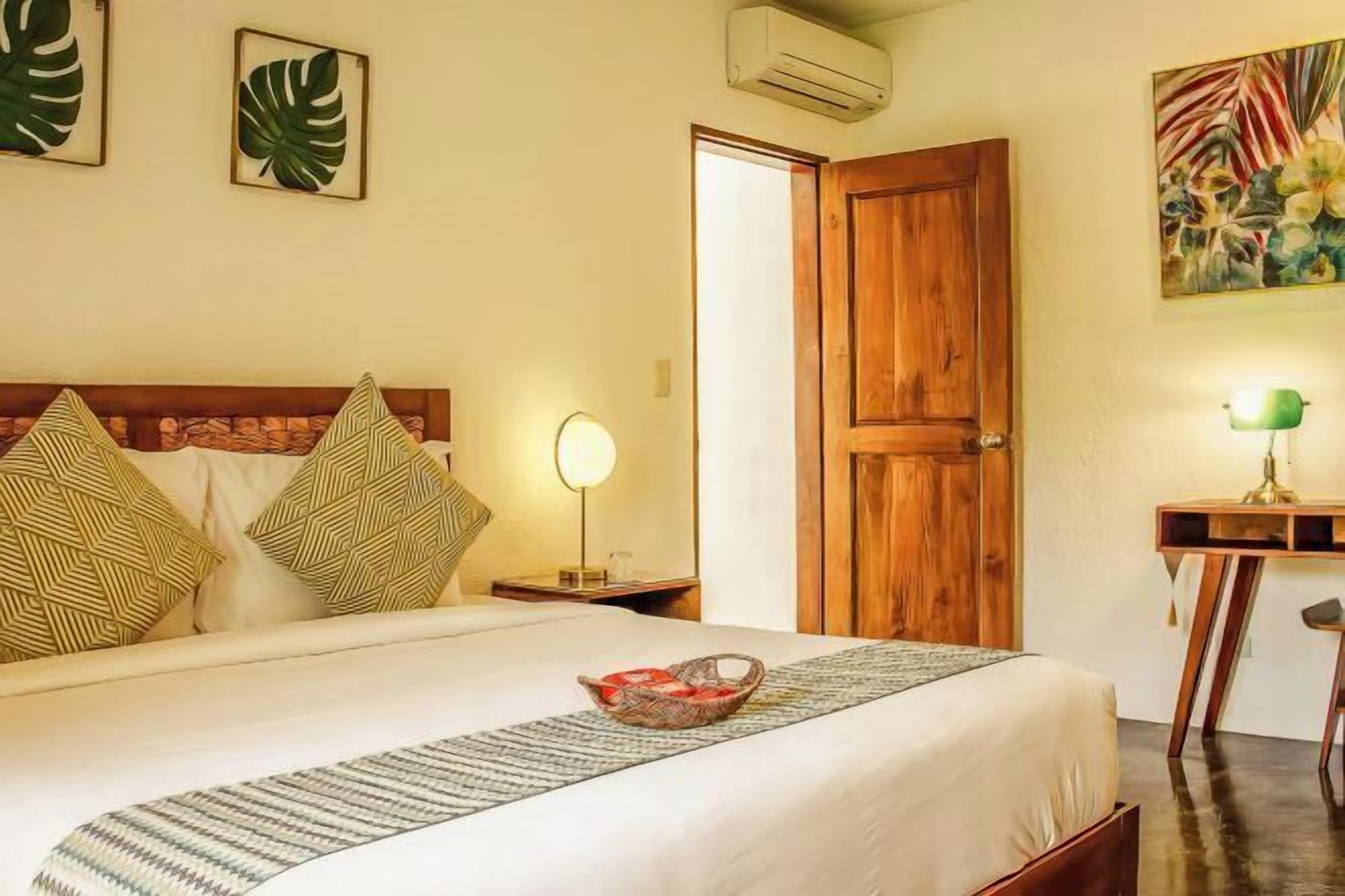 セーフティボックス (室内)、客室ごとに異なる装飾、客室ごとに異なるインテリア、デスク