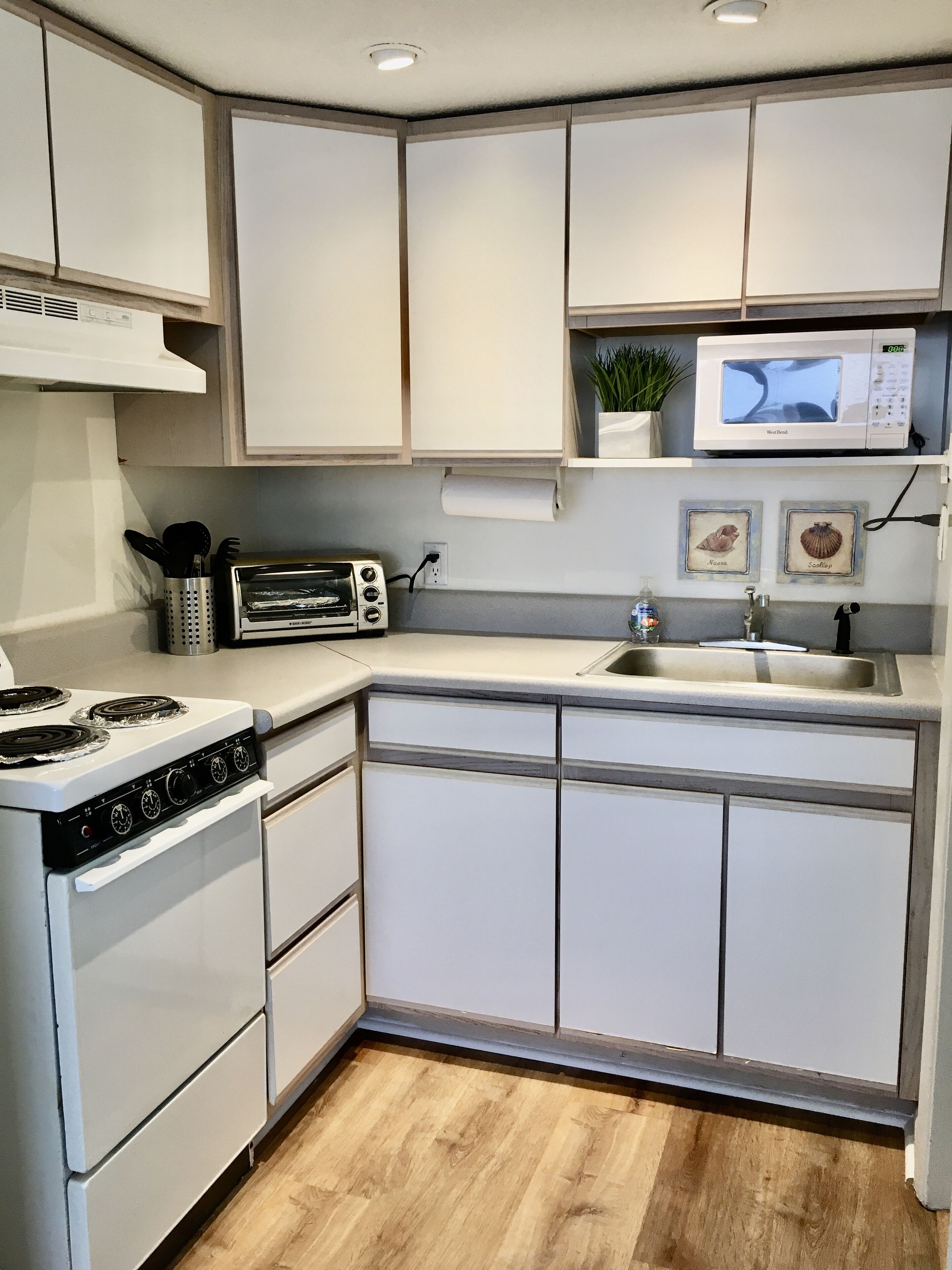Refrigerador, microondas, horno y parrilla de estufa 