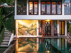 Piscine extérieure, piscine à débordement