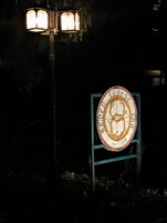 Un letrero con el texto 'Forest St. 1958' y un emblema circular.