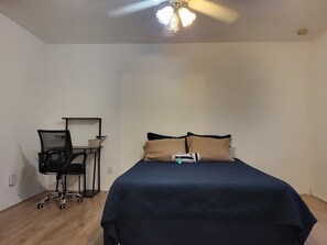 4 عدّة غرف نوم ومكتب وواي فاي مجانًا وملاءات أسرّة