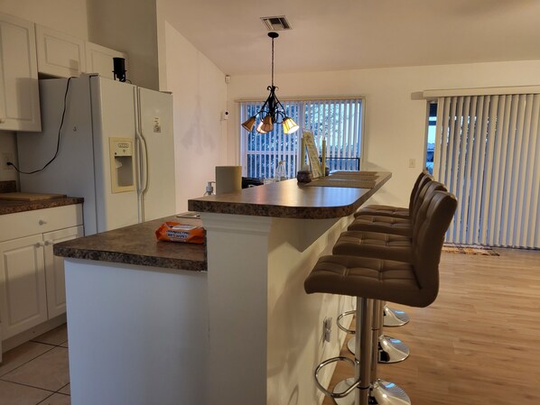 ثلاجة، ميكروويف، فرن، موقد طهي مسطح