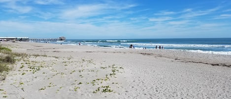 Beach nearby, sun-loungers, beach towels