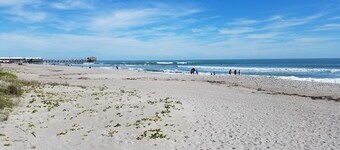 Family Fun! Steps to beach and Pier, Heated pool, hot tub, surf/bike/beach gear