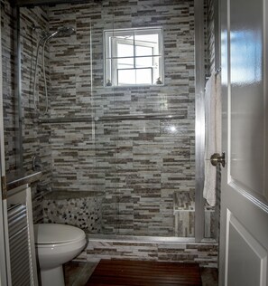 Classic Townhome | Bathroom - Sunshine Getaway house (Kingston)