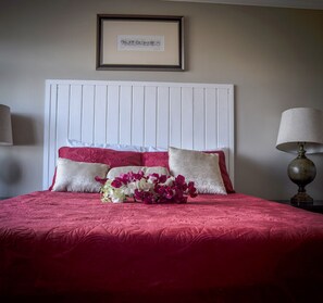 Classic Townhome | 2 bedrooms, iron/ironing board, free WiFi, bed sheets - Sunshine Getaway house (Kingston)