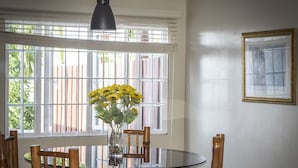 經典聯排別墅 | 房內用餐區