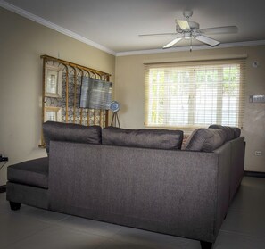 Classic Townhome | Living room - Sunshine Getaway house (Kingston)