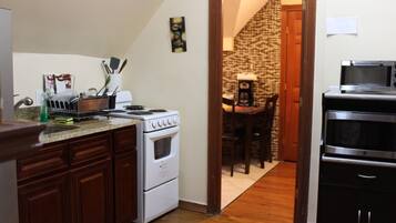 Full-size fridge, microwave, oven, cookware/dishes/utensils