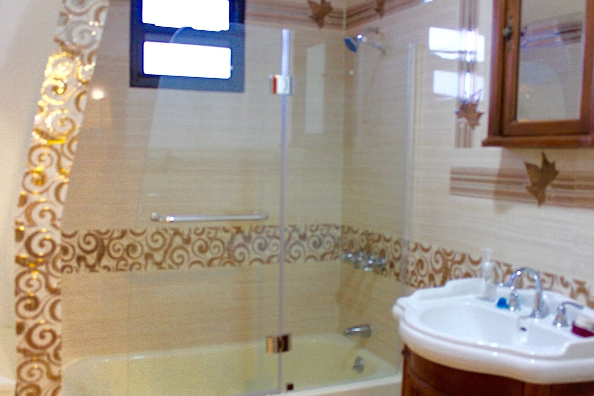 Combined shower/tub, rainfall showerhead, free toiletries, hair dryer