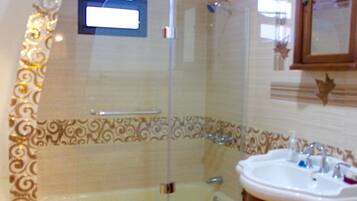Combined shower/tub, rainfall showerhead, free toiletries, hair dryer