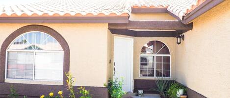 تفاصيل الفندق من الخارج