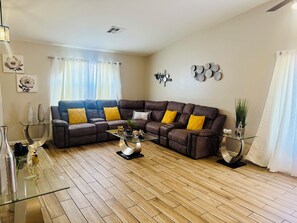 Televisio, takka, DVD-soitin, stereot