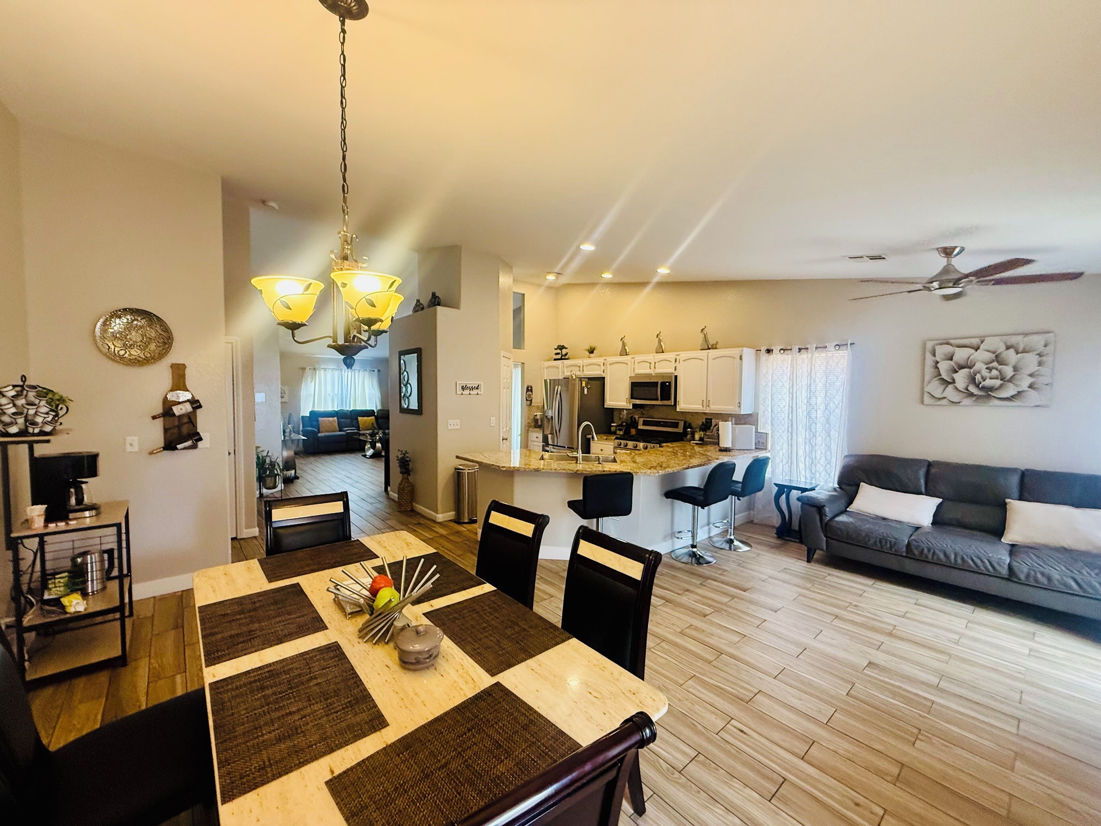 Tv, eldstad, dvd-spelare och en stereo