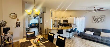 Tv, eldstad, dvd-spelare och en stereo