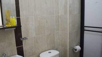 Een douche, handdoeken