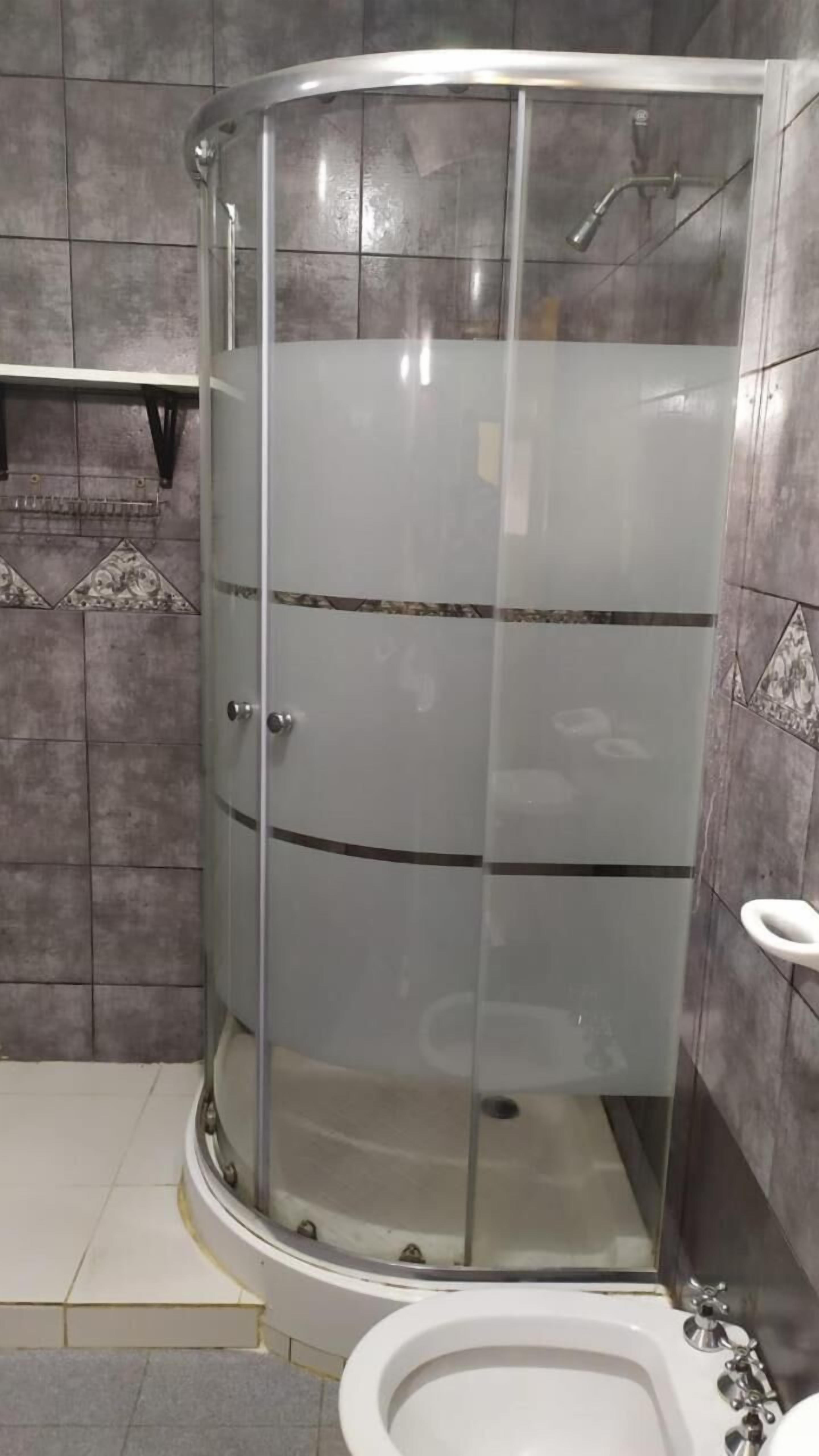 Ducha, secador de pelo, toallas, jabón