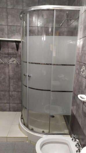 Ducha, secador de pelo, toallas, jabón