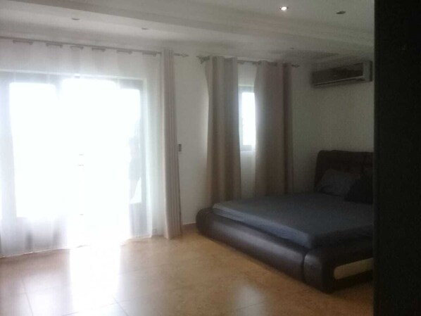 3 slaapkamers, een strijkplank/strijkijzer, wifi, beddengoed
