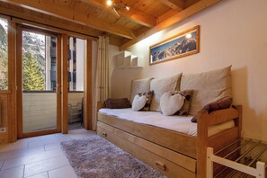 2 bedrooms, bed sheets