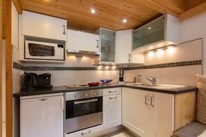 冰箱、微波炉、烤箱、炉灶