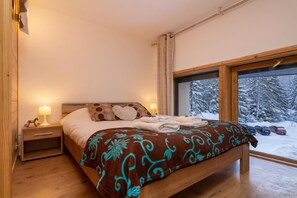 Bedroom 1 with a double bed - Grand Roc C125 280m from Slopes, View & Parking, Argentière (Chamonix), France (Argentière (Chamonix))