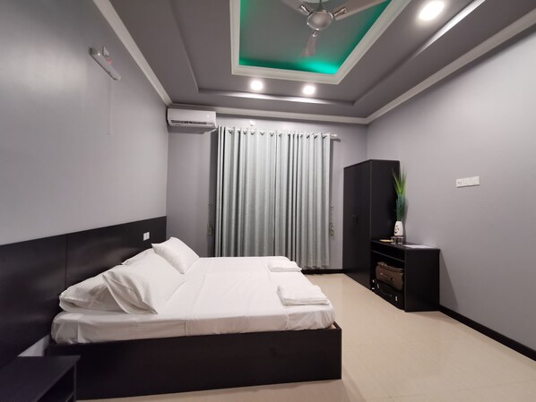 In-room safe, blackout drapes, WiFi