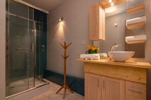 Dusj, hårføner og håndklær