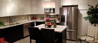 山の景色と温水プールを備えたモダンなコンドミニアム