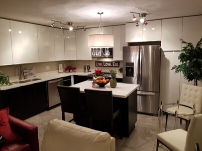 Modern Condo-Mountain Views-Heated Pool