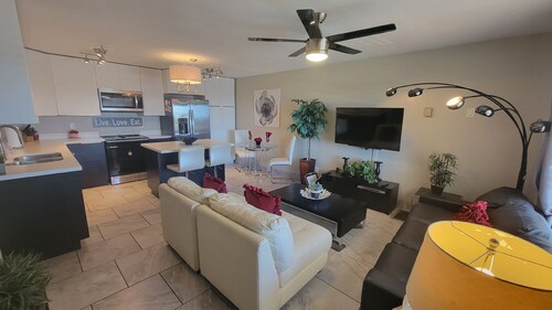 Modern Condo-Mountain Views-Heated Pool