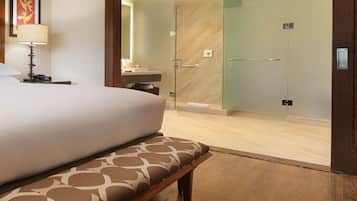 2 chambres, coffres-forts dans les chambres, fer et planche à repasser