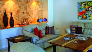 Uma sala de estar moderna com um sofá, uma mesa de centro e objetos decorativos.
