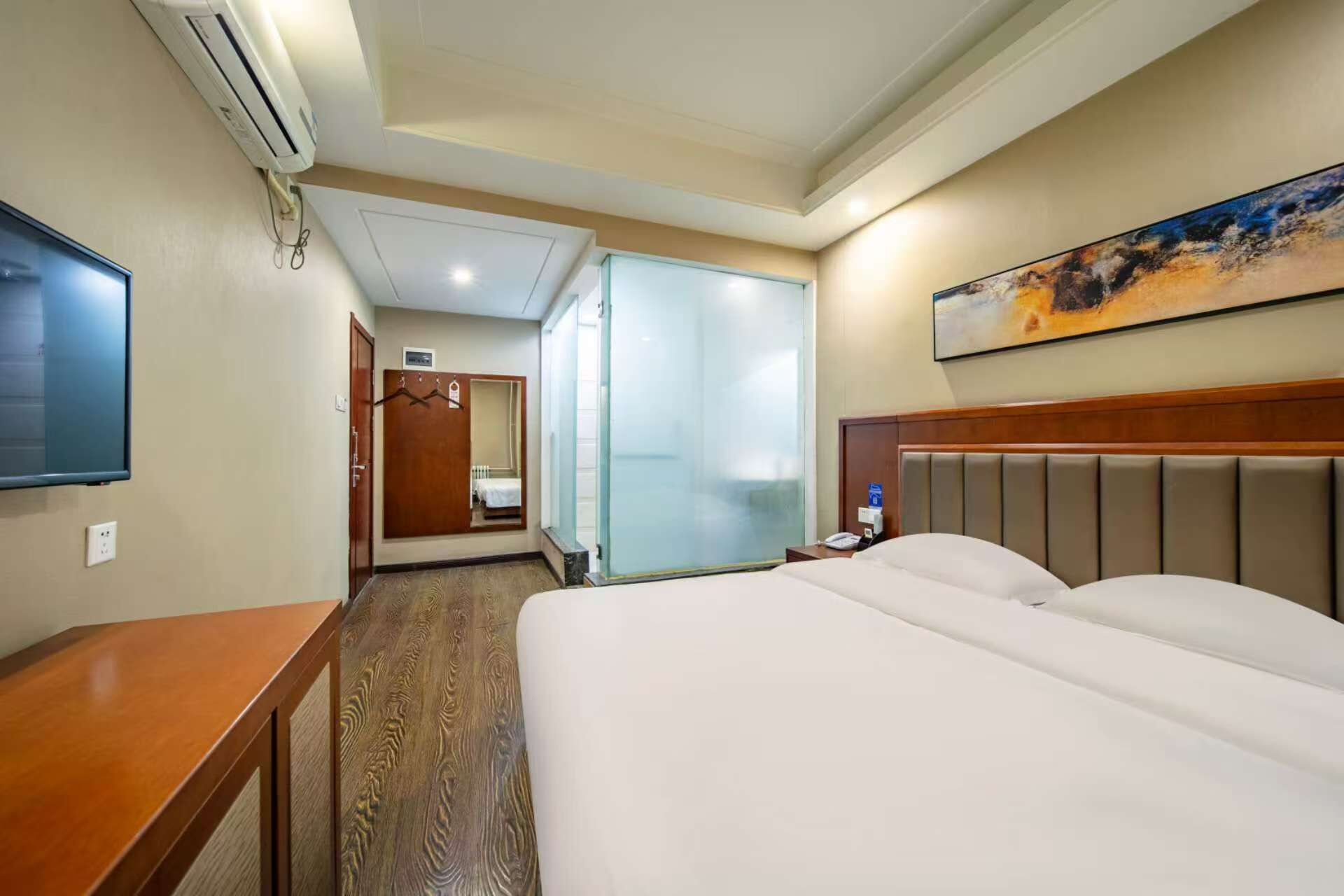 City Single Room | Minibar, desk, laptop workspace, blackout drapes