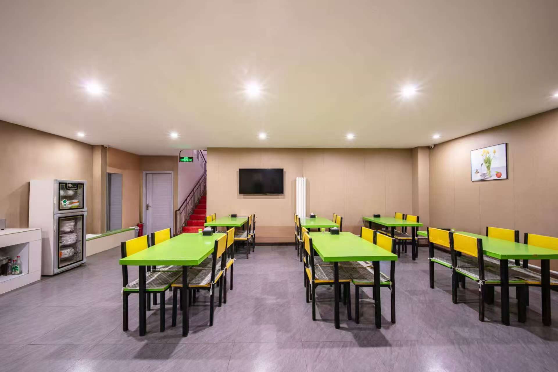 Daily buffet breakfast (CNY 30 per person)