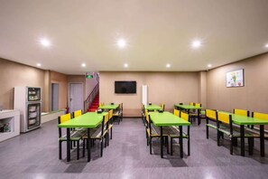 Daily buffet breakfast (CNY 30 per person)
