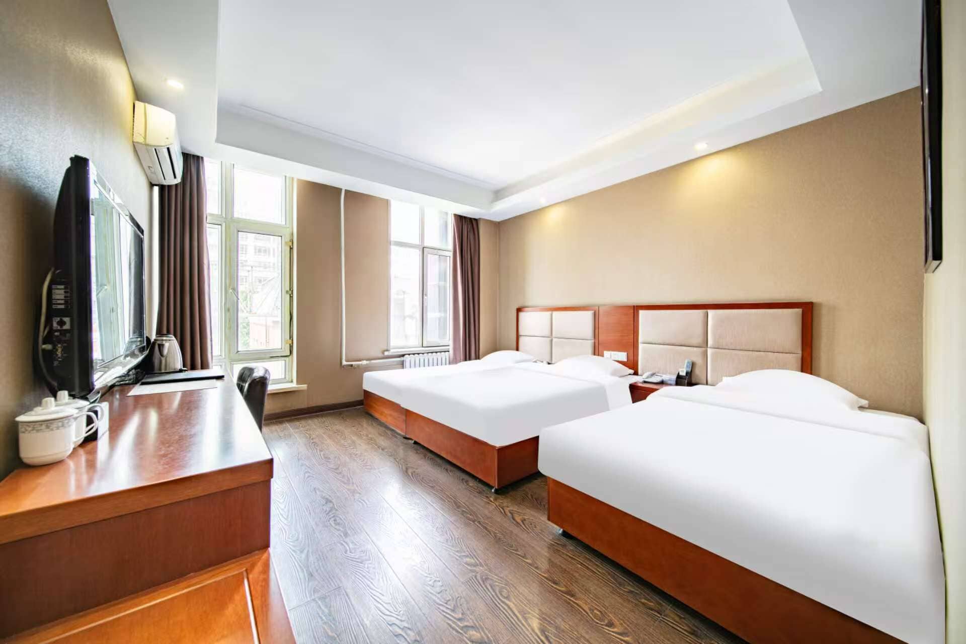 华丽三人房 | 迷你吧、办公桌、笔记本电脑工作区、遮光窗帘