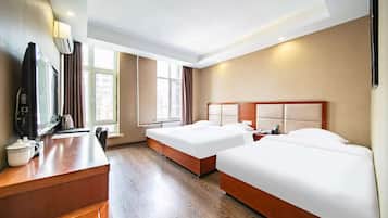 Minibar, escritorio y espacio para trabajar con laptop